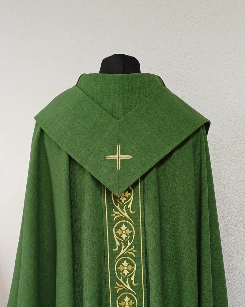 Zelený ornát so zlatou vyšívanou ornamentálnou stuhou a krížom